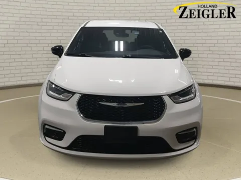 Photos of 2025 Chrysler Pacifica Select for sale in Holland, MI at Zeigler GMC of Holland