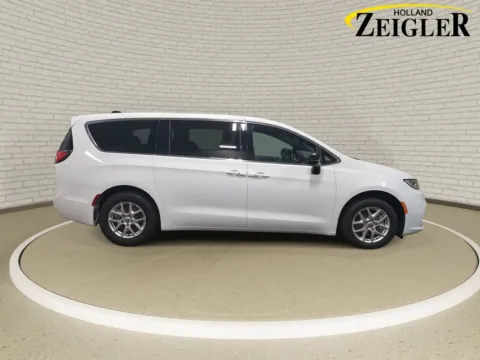 More photos of 2025 Chrysler Pacifica Select at Zeigler GMC of Holland, MI