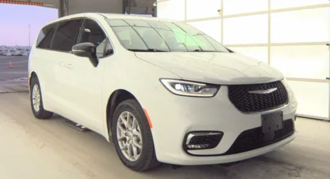 More photos of 2025 Chrysler Pacifica Select at Zeigler GMC of Holland, MI