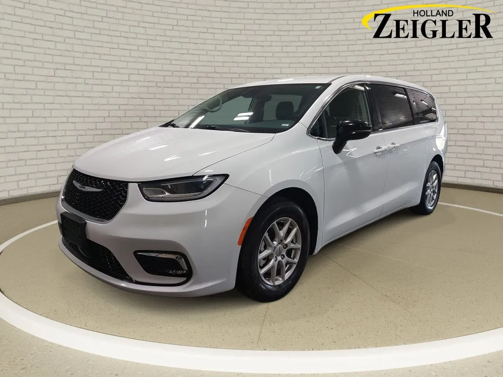 White 2024 Chrysler Pacifica Touring L for sale in Holland, MI