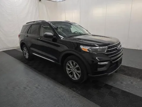 Black 2022 Ford Explorer XLT for sale in Holland, MI