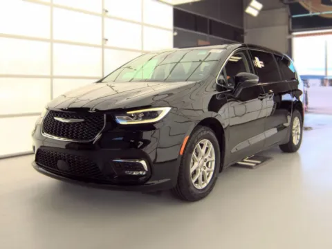 Black 2024 Chrysler Pacifica Touring L for sale in Holland, MI