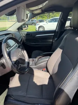 More photos of 2018 Toyota Highlander LE Plus at Zeigler GMC of Holland, MI
