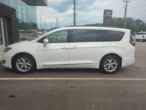 White 2017 Chrysler Pacifica Touring L for sale in Holland, MI