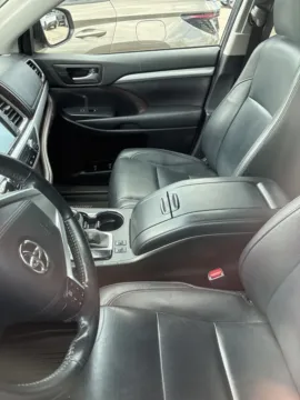 More photos of 2017 Toyota Highlander at Zeigler GMC of Holland, MI
