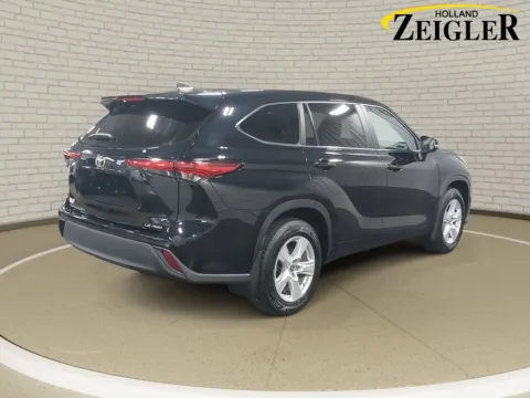 More photos of 2023 Toyota Highlander L at Zeigler GMC of Holland, MI