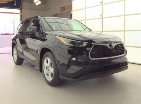More photos of 2023 Toyota Highlander L at Zeigler GMC of Holland, MI