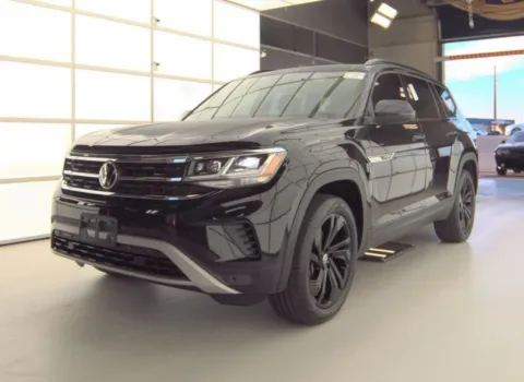 Black 2022 Volkswagen Atlas 3.6L V6 SE w/Technology for sale in Holland, MI