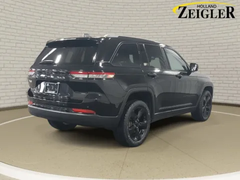 More photos of 2023 Jeep Grand Cherokee Altitude at Zeigler Hyundai of Holland, MI
