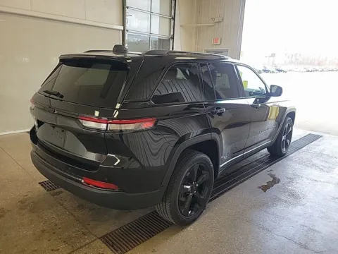 Another view of 2023 Jeep Grand Cherokee Altitude for sale in Holland, MI at Zeigler Hyundai of Holland