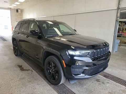 More photos of 2023 Jeep Grand Cherokee Altitude at Zeigler Hyundai of Holland, MI