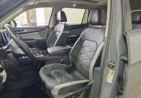 More photos of 2024 Volkswagen Atlas 2.0T Peak Edition SEL at Zeigler Hyundai of Holland, MI