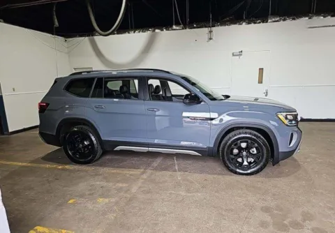 More photos of 2024 Volkswagen Atlas 2.0T Peak Edition SEL at Zeigler Hyundai of Holland, MI