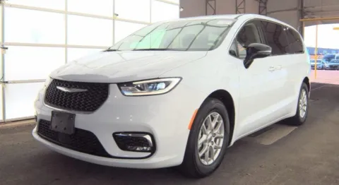 White 2024 Chrysler Pacifica Touring L for sale in Holland, MI