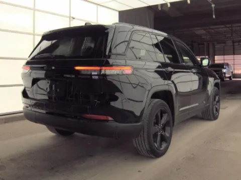 More photos of 2023 Jeep Grand Cherokee Altitude at Zeigler Hyundai of Holland, MI
