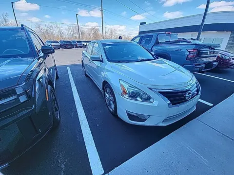 White 2014 Nissan Altima 2.5 SV for sale in Holland, MI