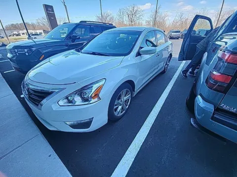 More photos of 2014 Nissan Altima 2.5 SV at Zeigler Hyundai of Holland, MI