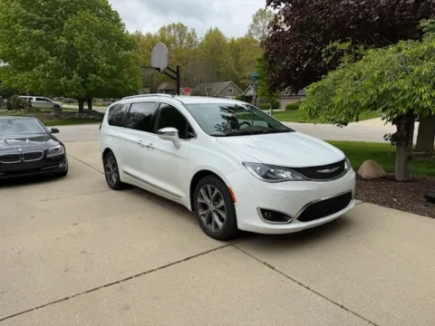 White 2017 Chrysler Pacifica Limited for sale in Holland, MI
