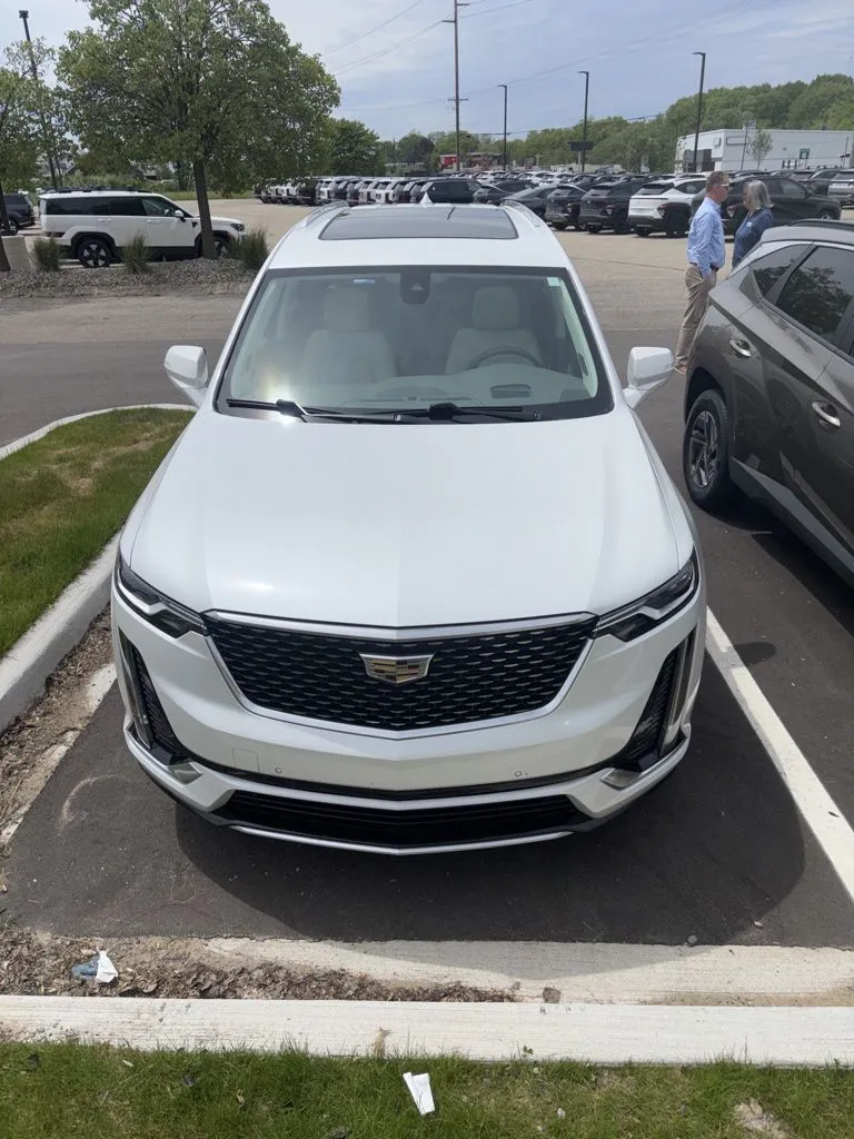 White 2021 Cadillac XT6 Premium Luxury for sale in Holland, MI