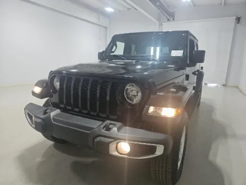 More photos of 2022 Jeep Gladiator Sport at Zeigler Hyundai of Holland, MI