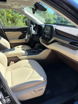 More photos of 2022 Toyota Highlander XLE at Zeigler Hyundai of Holland, MI