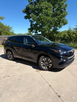 Black 2022 Toyota Highlander XLE for sale in Holland, MI