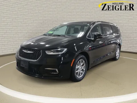 Black 2024 Chrysler Pacifica Touring L for sale in Holland, MI