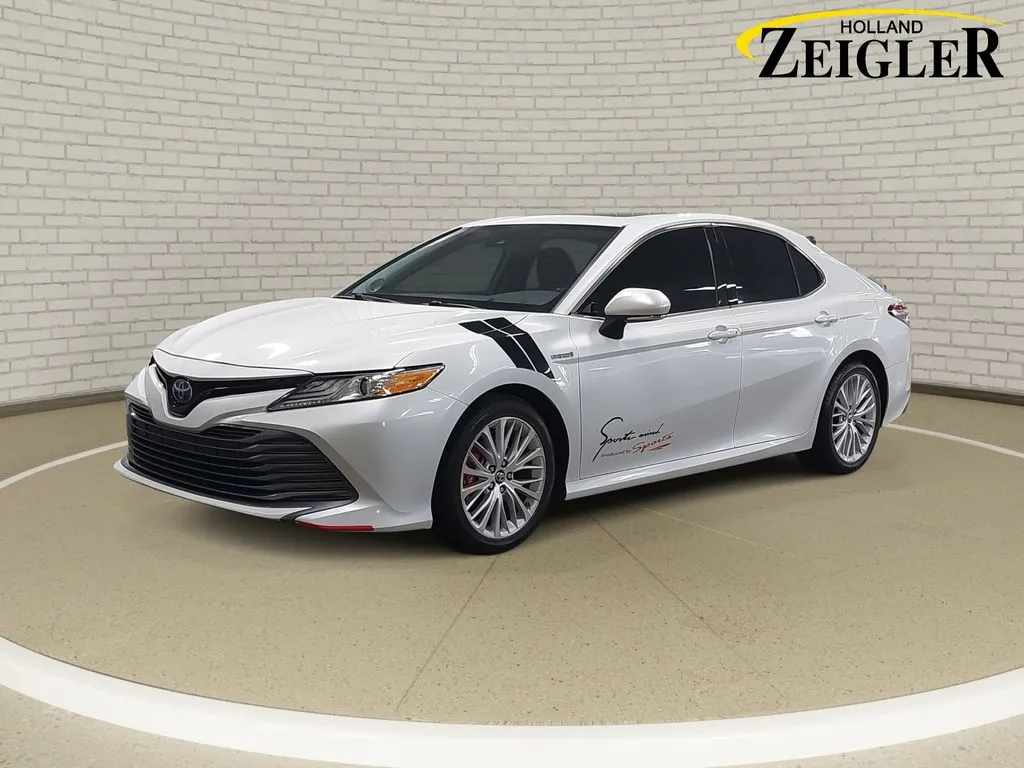 Brown 2019 Toyota Camry Hybrid XLE for sale in Holland, MI