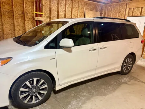 White 2018 Toyota Sienna for sale in Holland, MI
