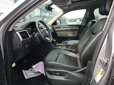 Photos of 2022 Volkswagen Atlas 3.6L V6 SE w/Technology for sale in Holland, MI at Zeigler Kia of Holland