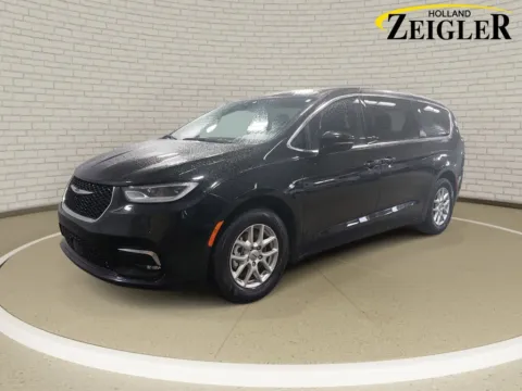Black 2025 Chrysler Pacifica Select for sale in Holland, MI