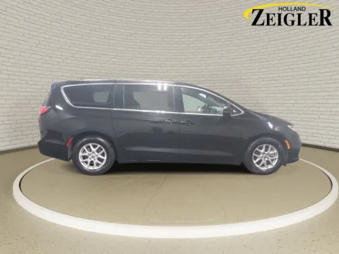 More photos of 2025 Chrysler Pacifica Select at Zeigler Kia of Holland, MI