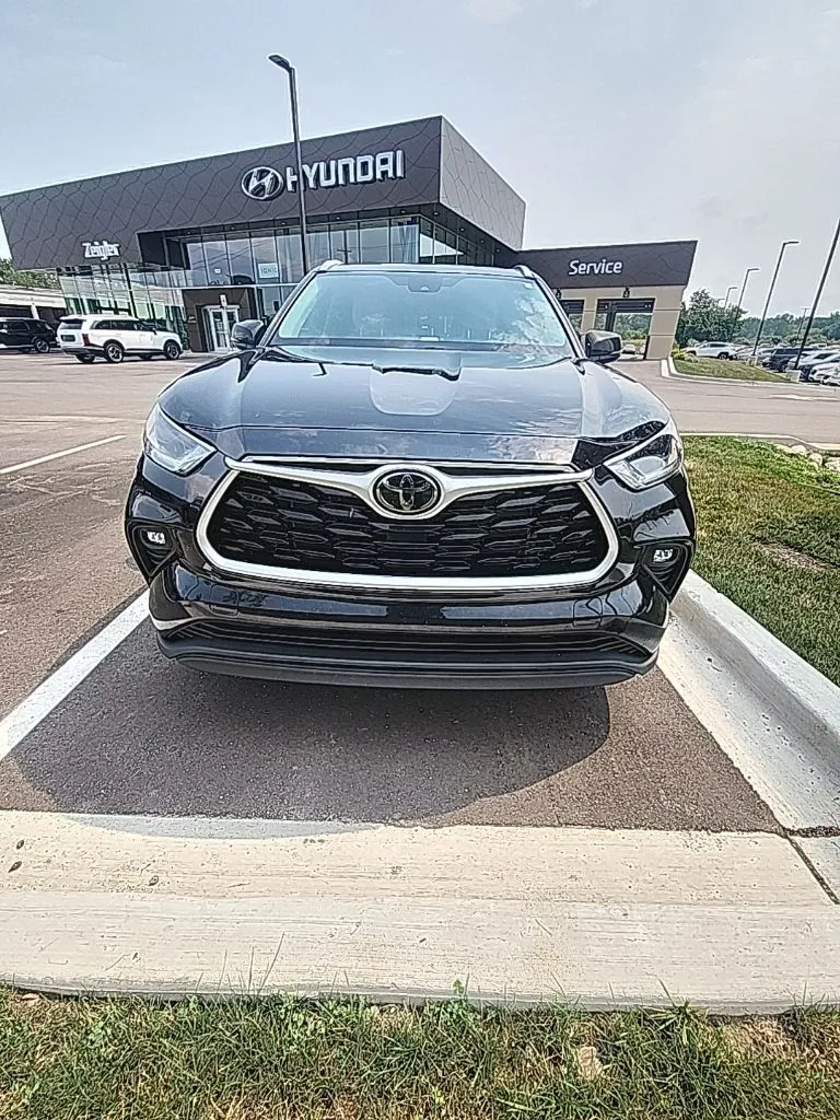 Black 2021 Toyota Highlander XLE for sale in Holland, MI