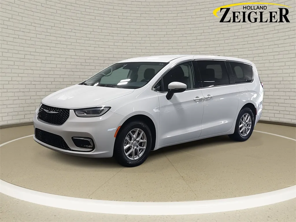 White 2023 Chrysler Pacifica Touring L for sale in Holland, MI