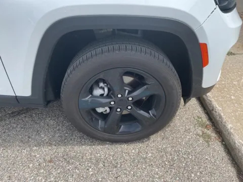 More photos of 2024 Jeep Grand Cherokee Limited at Zeigler Kia of Holland, MI