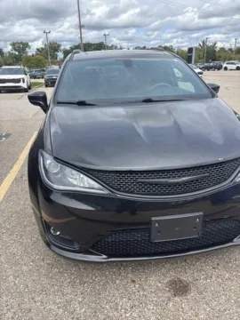 Black 2018 Chrysler Pacifica Touring L for sale in Holland, MI