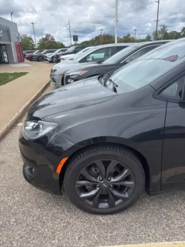 More photos of 2018 Chrysler Pacifica Touring L at Zeigler Kia of Holland, MI