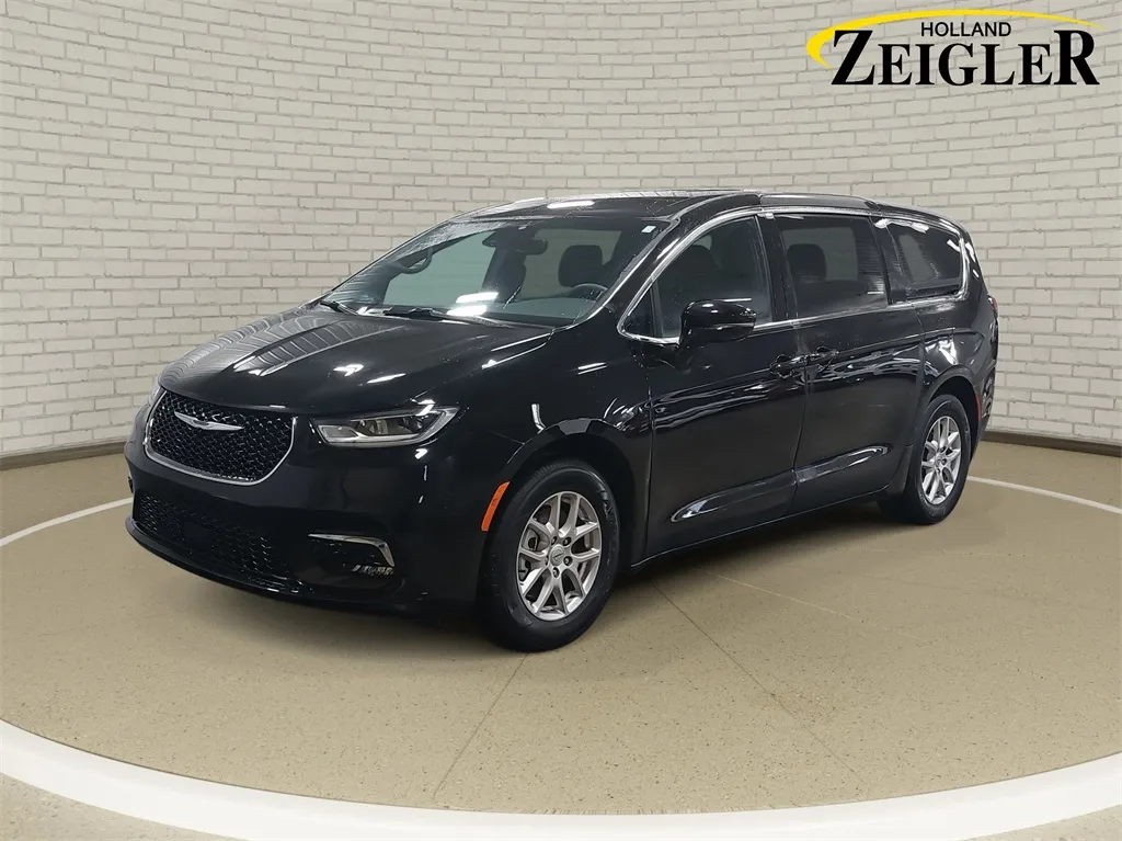 2025 Chrysler Pacifica Select for sale in Holland, MI