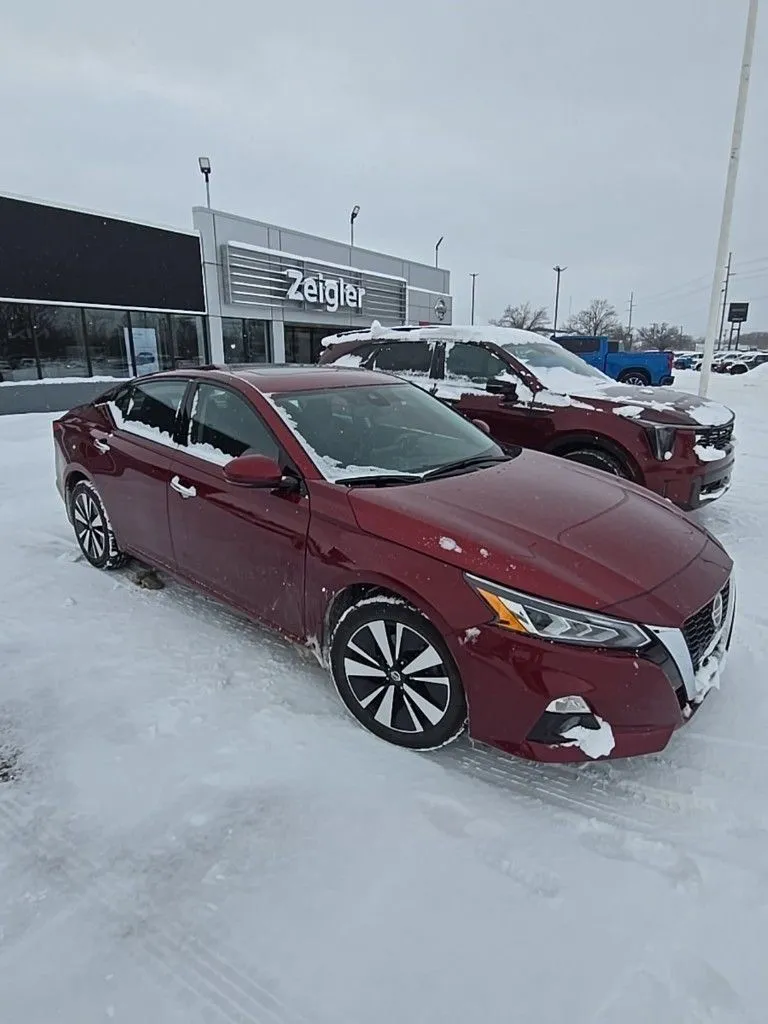 Red 2020 Nissan Altima 2.5 SV for sale in Holland, MI