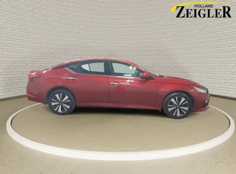 More photos of 2020 Nissan Altima 2.5 SV at Zeigler Nissan of Holland, MI