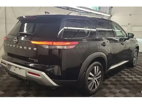 More photos of 2022 Nissan Pathfinder Platinum at Zeigler Nissan of Holland, MI