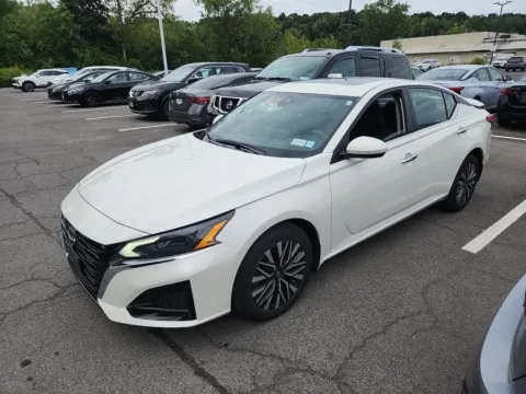 White 2023 Nissan Altima 2.5 SV for sale in Holland, MI