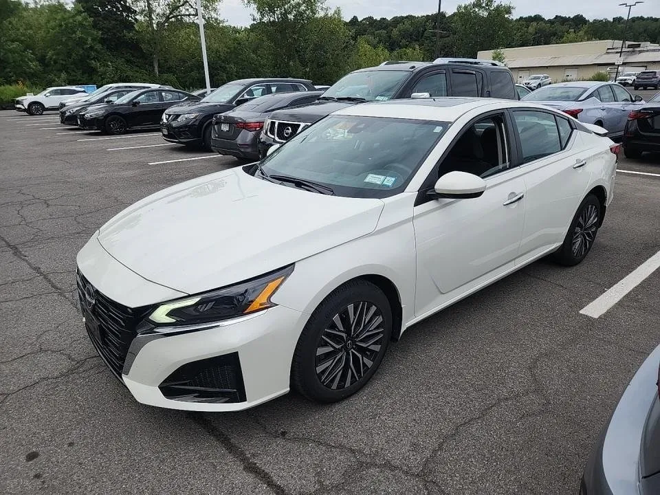 White 2023 Nissan Altima 2.5 SV for sale in Holland, MI
