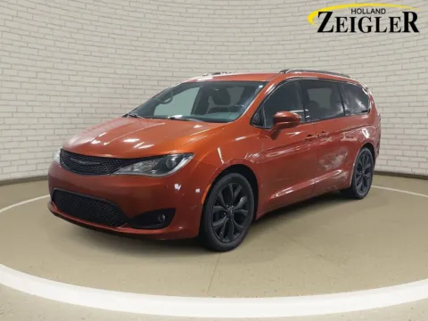 Unknown 2018 Chrysler Pacifica Touring L for sale in Holland, MI