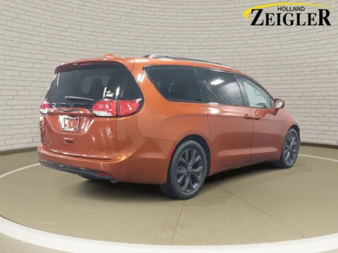 More photos of 2018 Chrysler Pacifica Touring L at Zeigler Nissan of Holland, MI