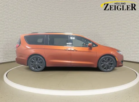 More photos of 2018 Chrysler Pacifica Touring L at Zeigler Nissan of Holland, MI