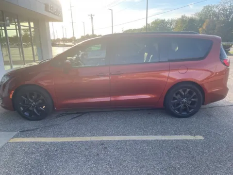 More photos of 2018 Chrysler Pacifica Touring L at Zeigler Nissan of Holland, MI