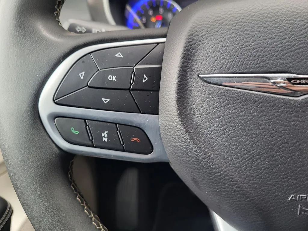 2023 Chrysler Pacifica Touring L - Photo 9