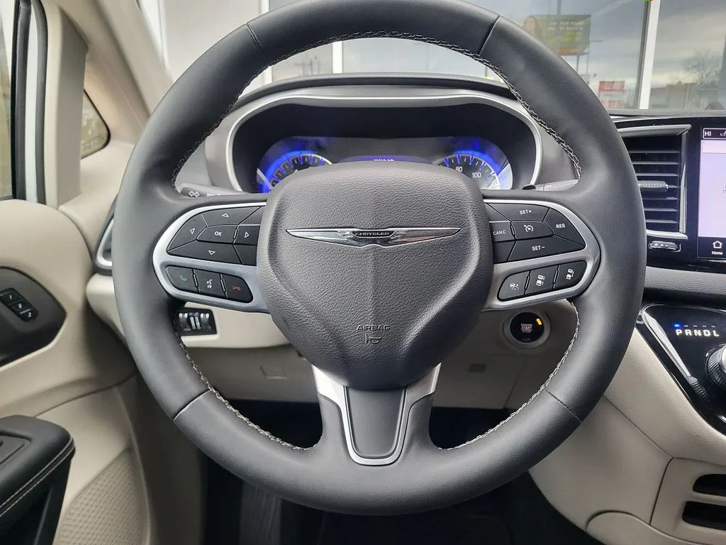 2023 Chrysler Pacifica Touring L - Photo 7
