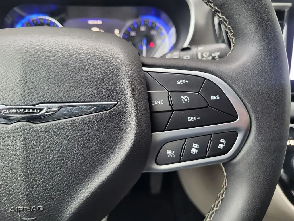 2023 Chrysler Pacifica Touring L - Photo 10
